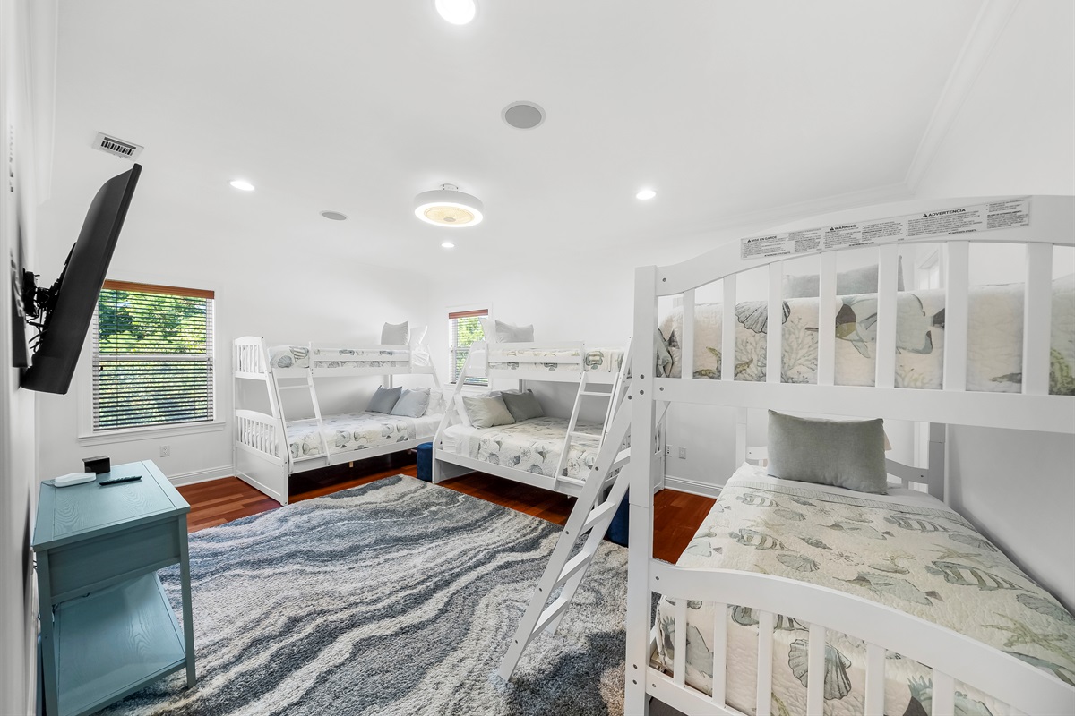 Bunk Room Sleeps 8, Large TV setup for gaming
