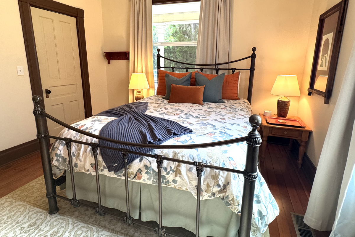 Main Floor, Queen Bed