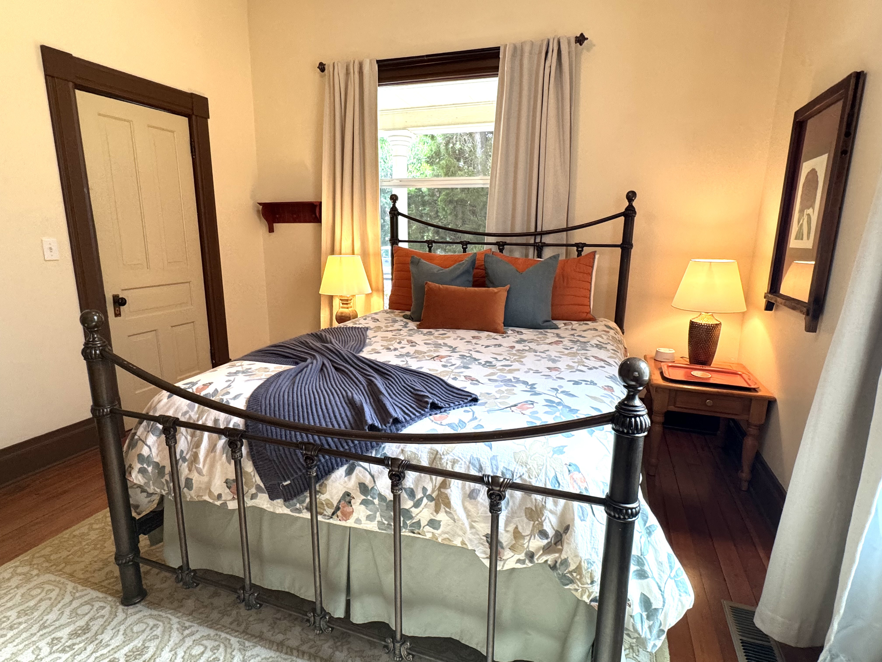 Main Floor, Queen Bed
