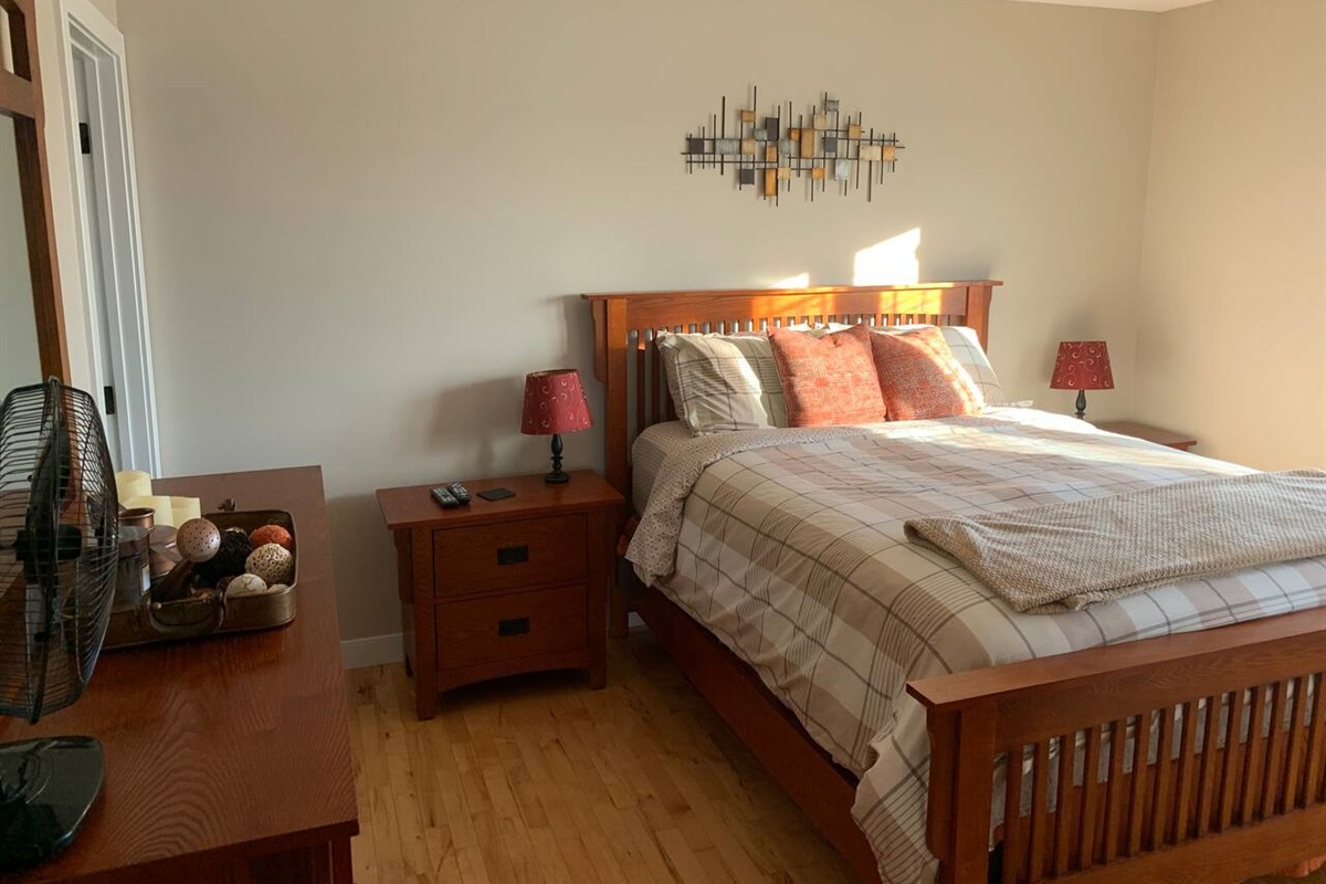 LOFT BEDROOM. SPACIOUS MODERN BEDROOM WITH DRESSOR AND SIDE TABLES. LOTS OF ROOM TO UNPACK AND UNWIND.