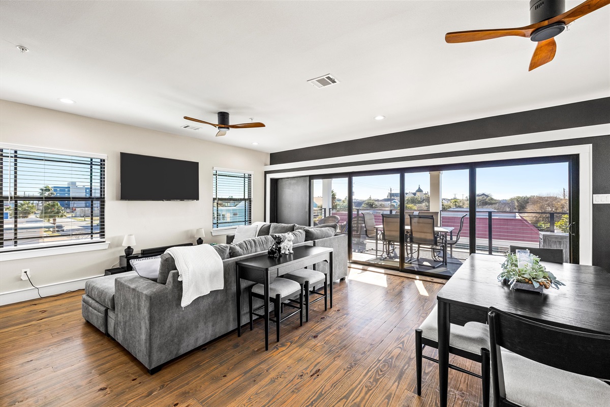 Living Room: Stylish space with abundant light and a balcony view for delightful relaxation!