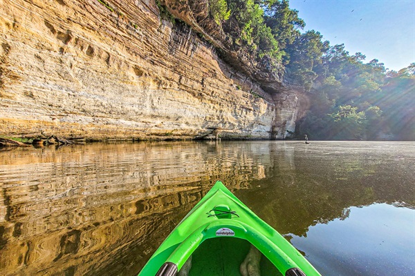 Discover the beauty of the many rock formations around Lake Malone.