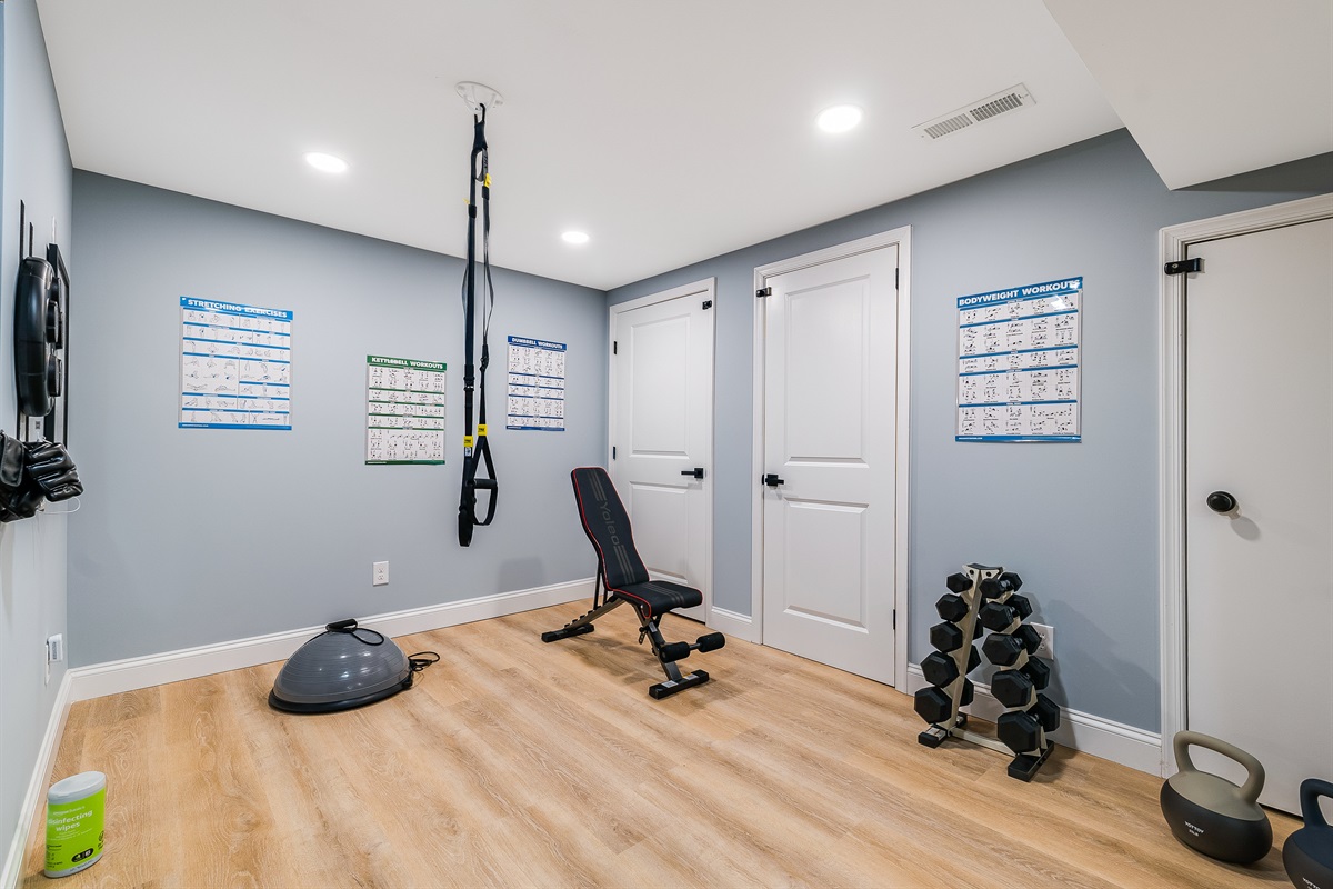 Stay active even on vacation with a fully equipped home gym featuring free weights, TRX suspension, kettlebells, and stretching gear. A huge perk for groups who want to keep up their routines while enjoying mountain life.