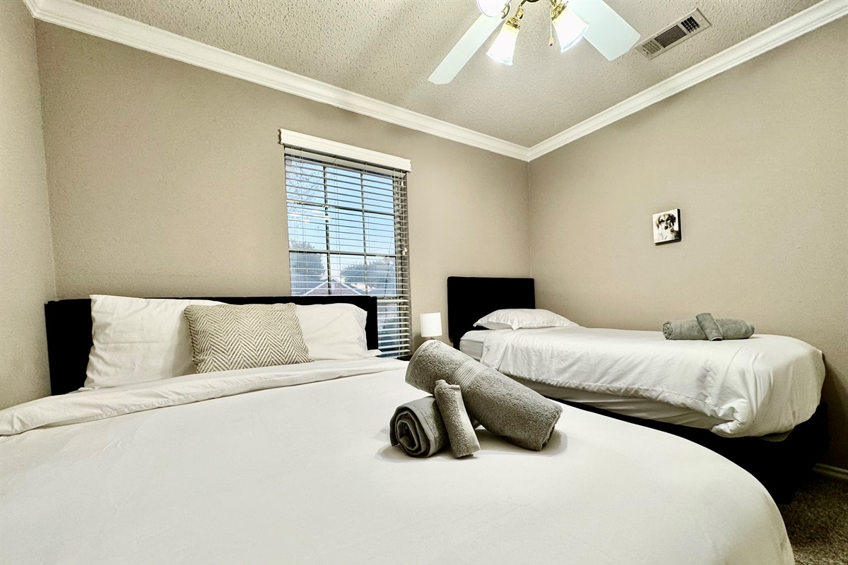 Fun and functional Queen & twin room – great for kids, friends, or extra guests.