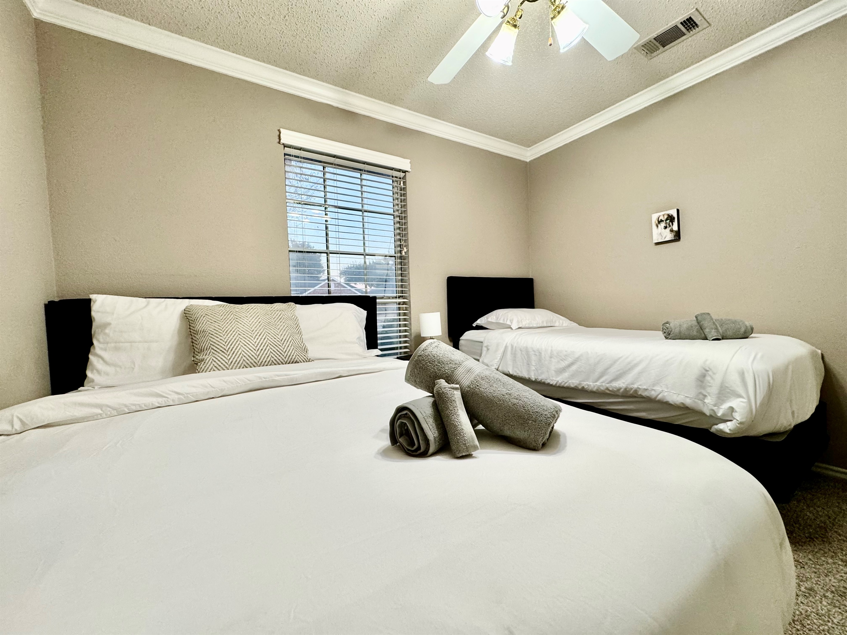 Fun and functional Queen & twin room – great for kids, friends, or extra guests.