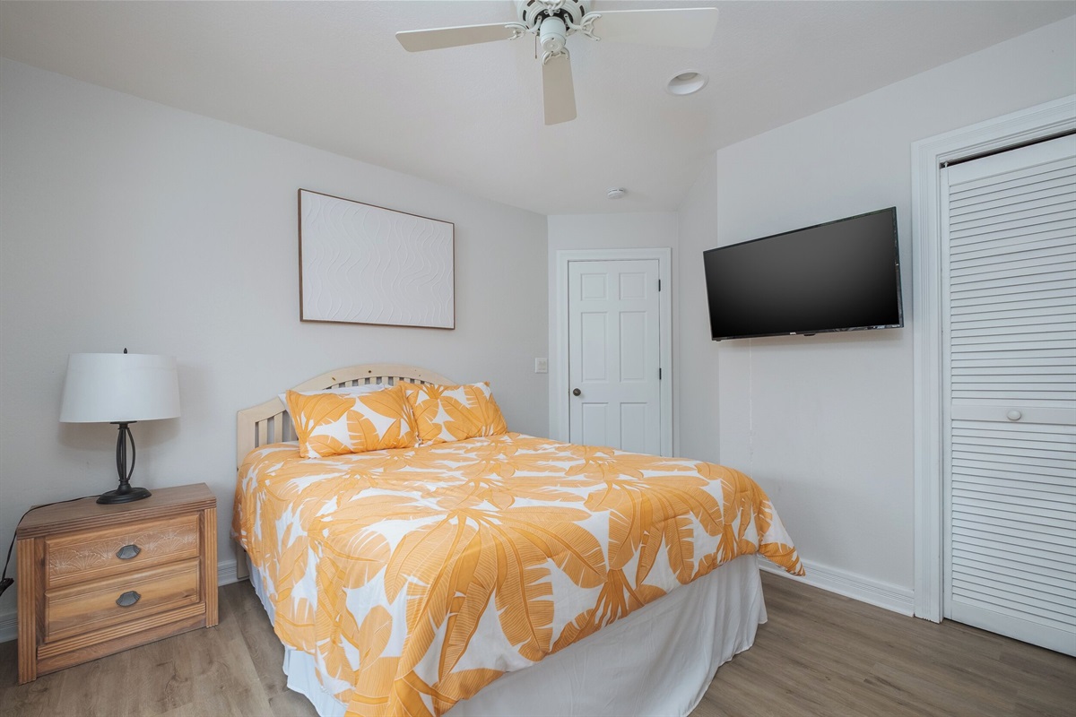 2nd fl queen bedroom with Smart TV