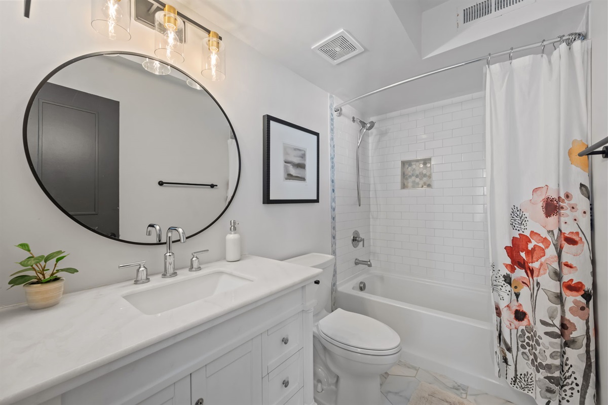 Fresh 2nd bathroom with tub&ndash;shower combo
