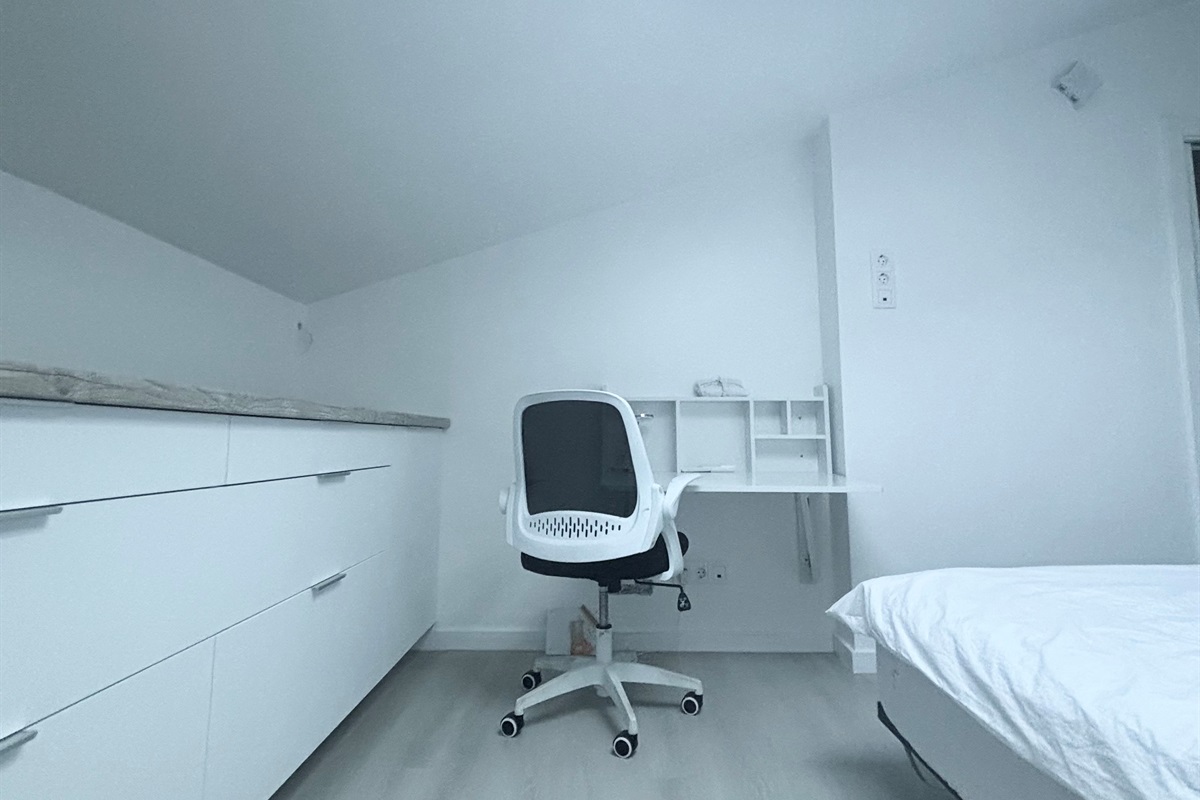 Upstairs Bedrroom 4 desk area