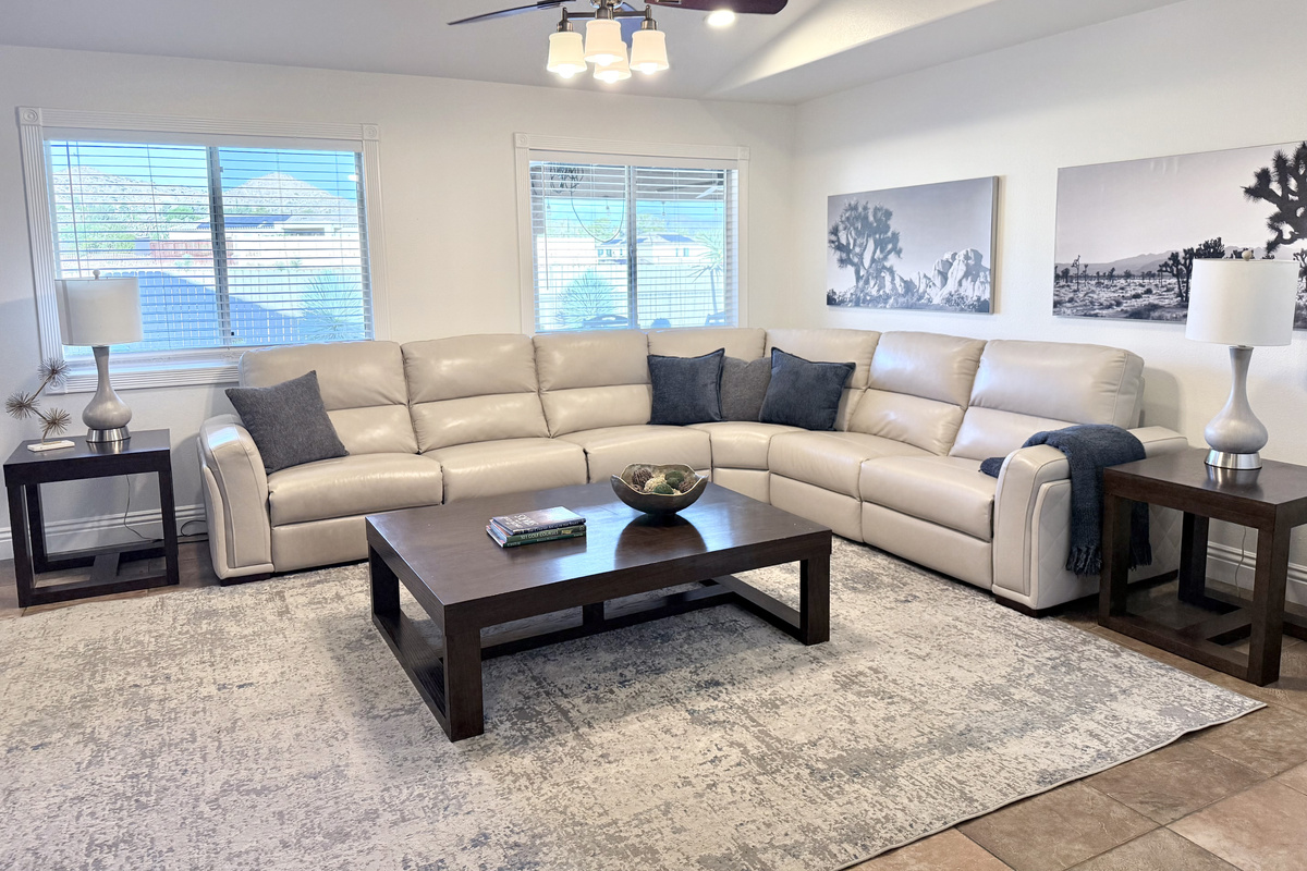 Living room suitable for large groups to enjoy a visit or watch the big screen