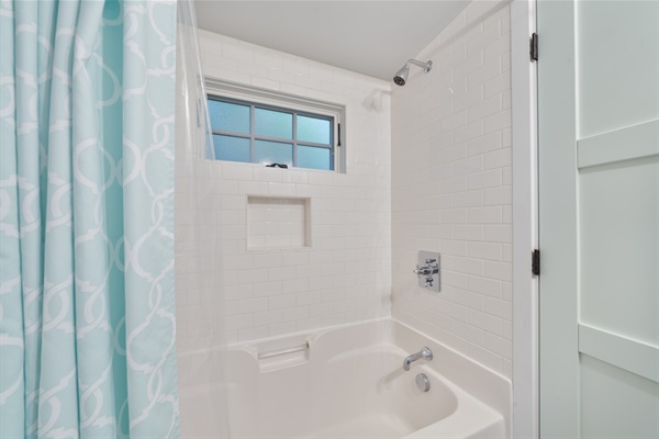 COTTAGE SIZE PRIMARY EN SUITE FULL BATH WITH SHOWER & TUB COMBO