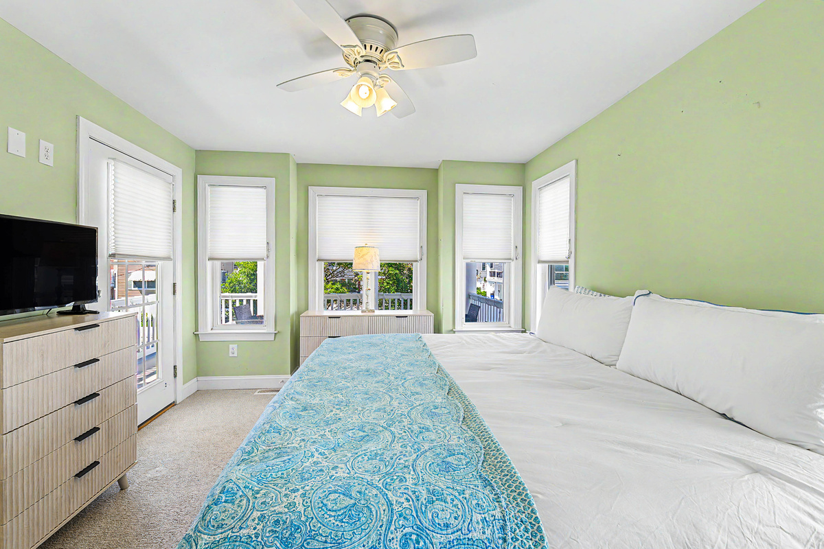 primary_bedroom_king_bed_balcony_access