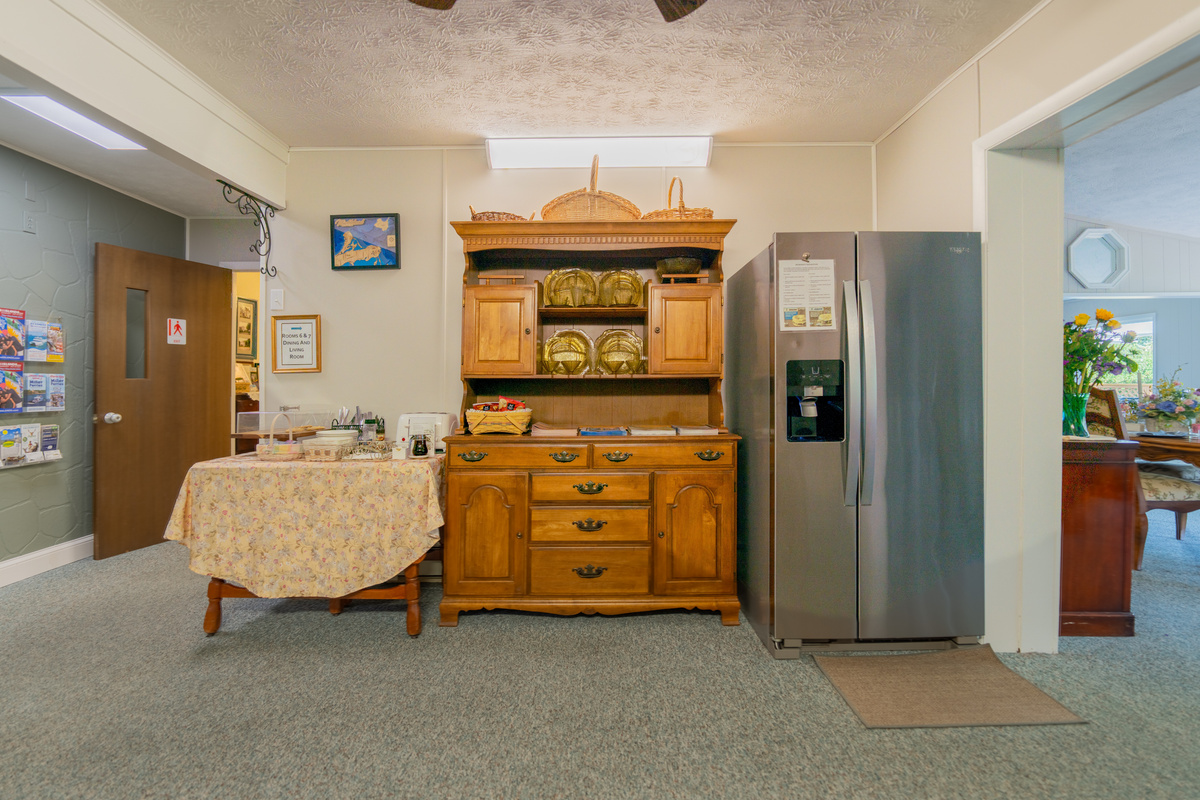 Kitchenette Area Near Lake Erie Attractions