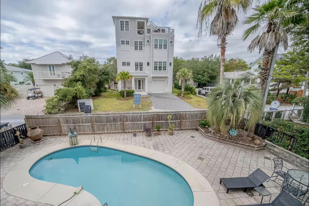 Private resort style pool - heat available Sept - March for $50/day