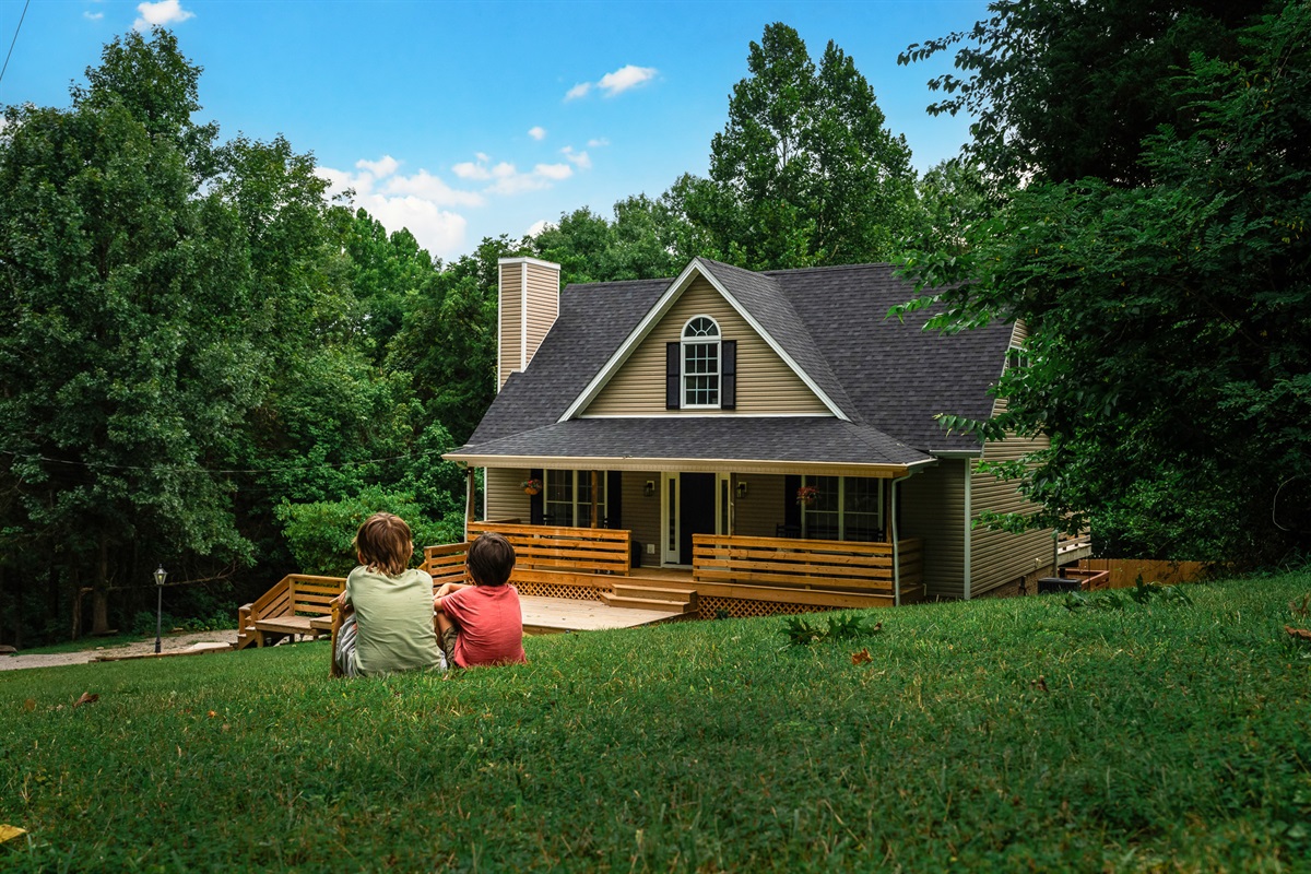 Your own slice of country calm Tucked among the trees, Trailside Country Haven offers front-porch views, wide-open space, and the kind of quiet that fills your soul. 🌳🏡✨