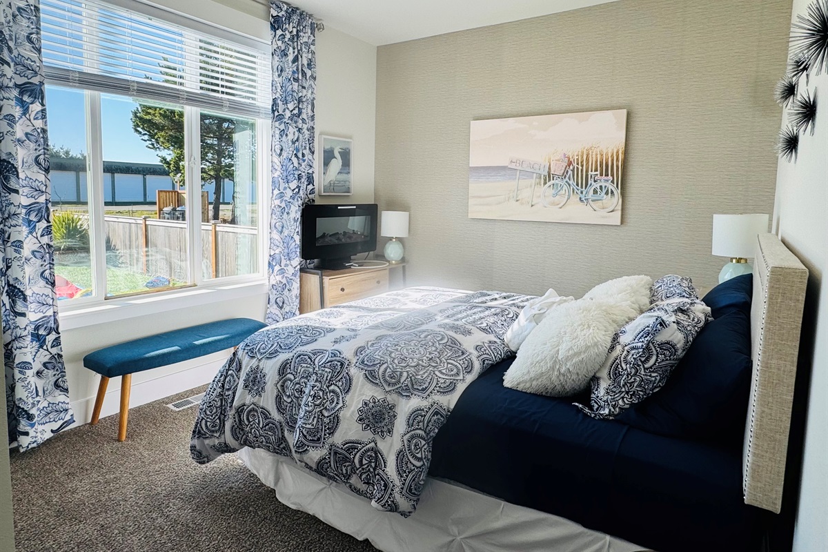 Bedroom 3: Enjoy a comfy Queen bed drenched in afternoon sun.