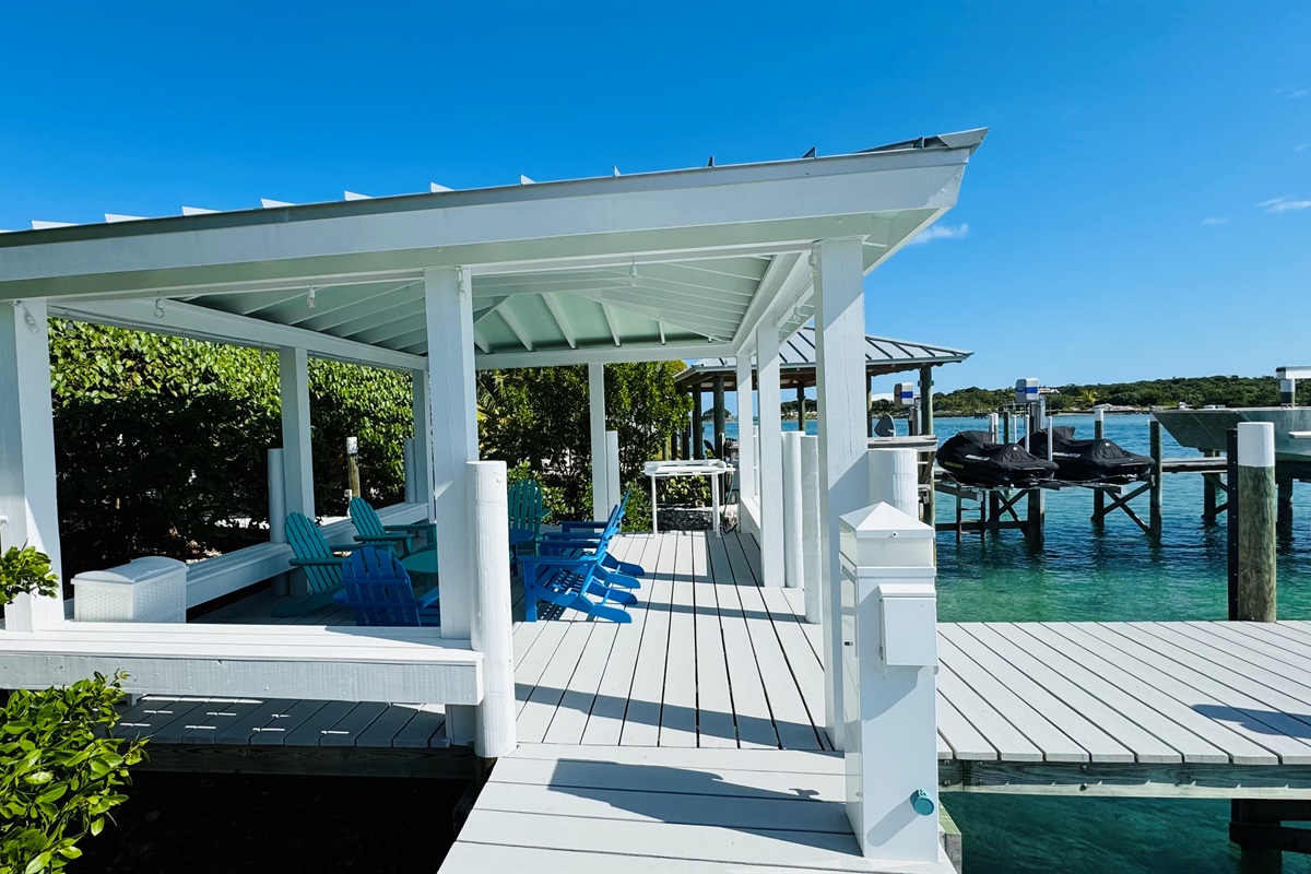 Guest seating area is covered with fish cleaning station and comfortable furniture.