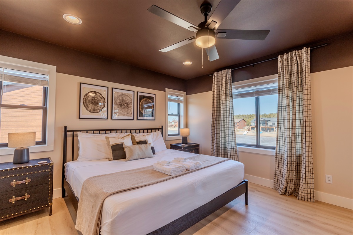 Master bedroom with memory foam bed, Roku TV & a desk to work at.
