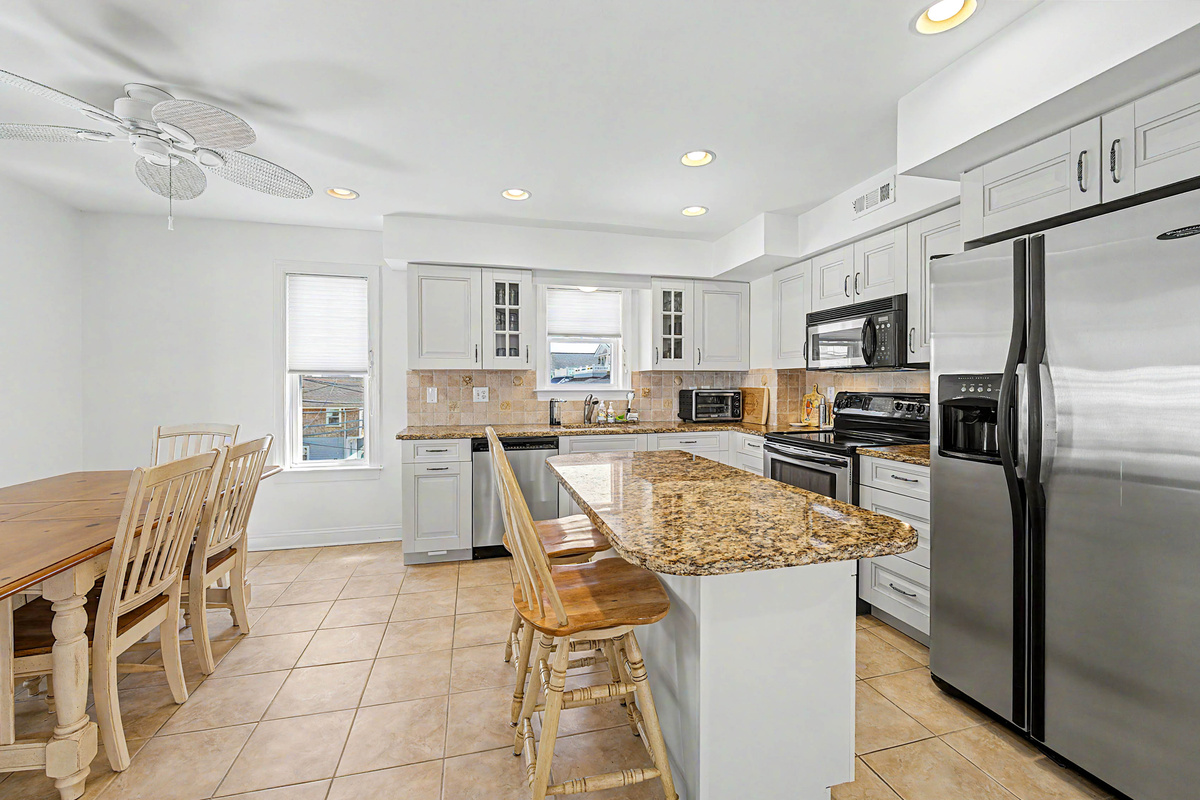 kitchen_island_barstools_dining_area