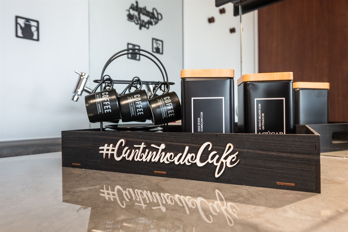 Detalhes que encantam: kit de café e chás selecionados, pensado para tornar sua experiência ainda mais especial.