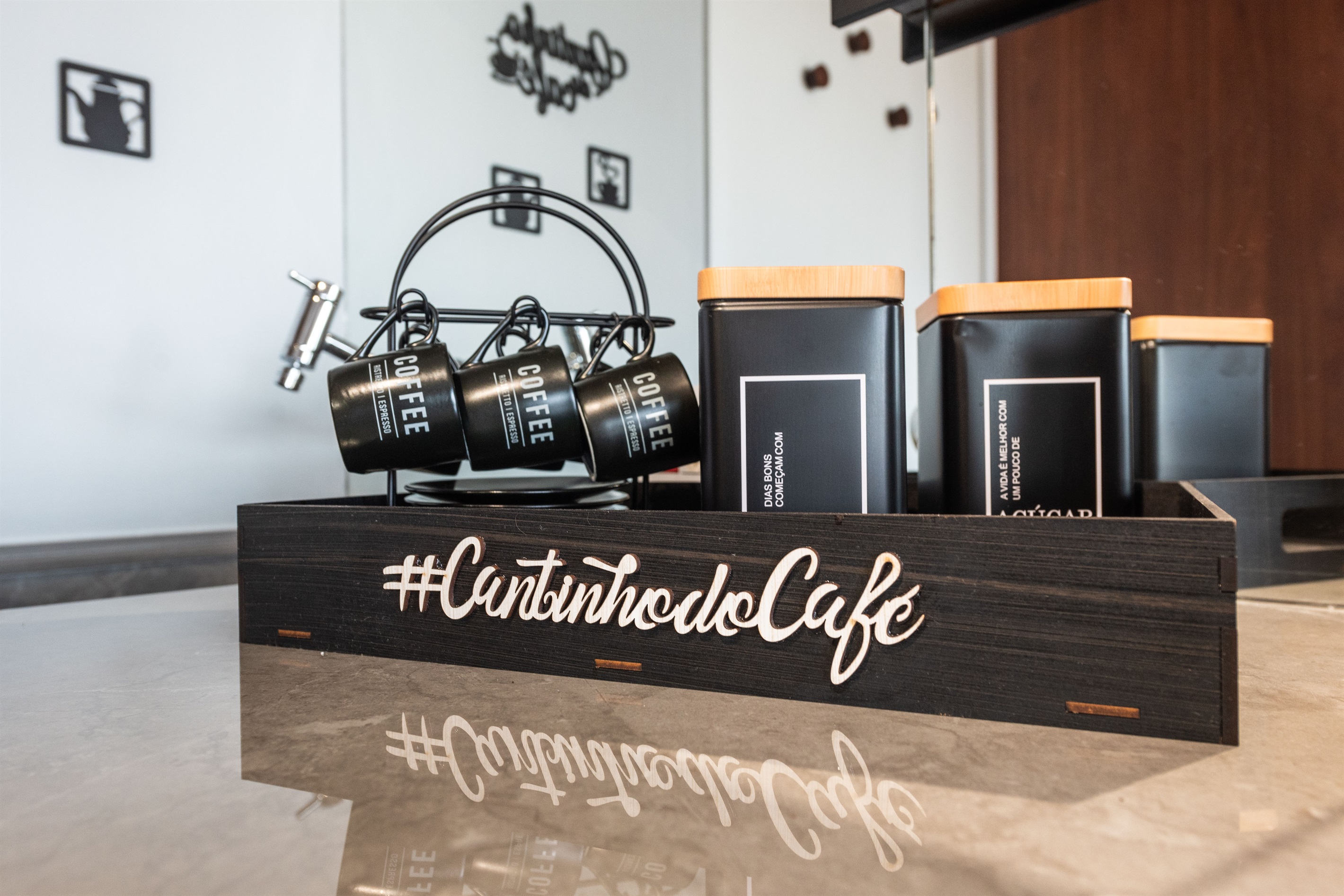 Detalhes que encantam: kit de café e chás selecionados, pensado para tornar sua experiência ainda mais especial.