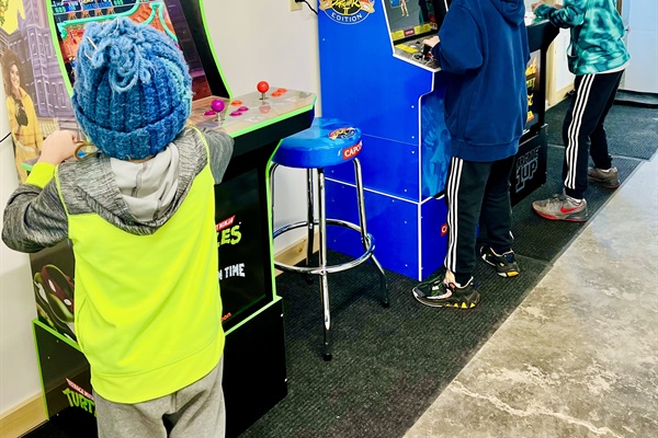 The game room has four classic arcades Rampage, Street Fighter, Golden Tee, and TMNT—nostalgic fun for adults and nonstop excitement for kids!