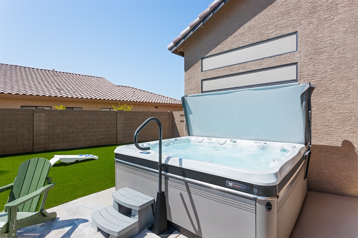 New 6-Person Salt Water Hot Tub
