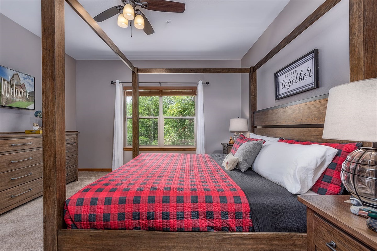 Main level Primary Suite w/40" Smart TV