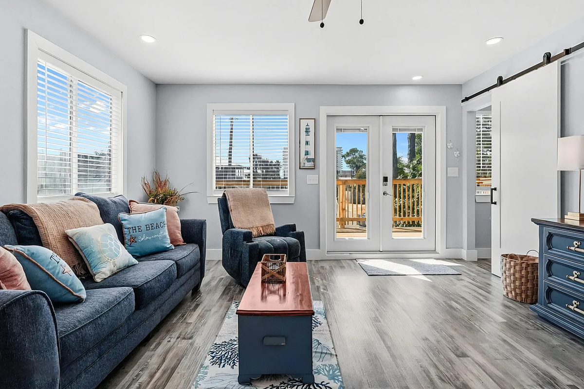 Biltmore Beach Coastal (2nd floor) living area with sofabed