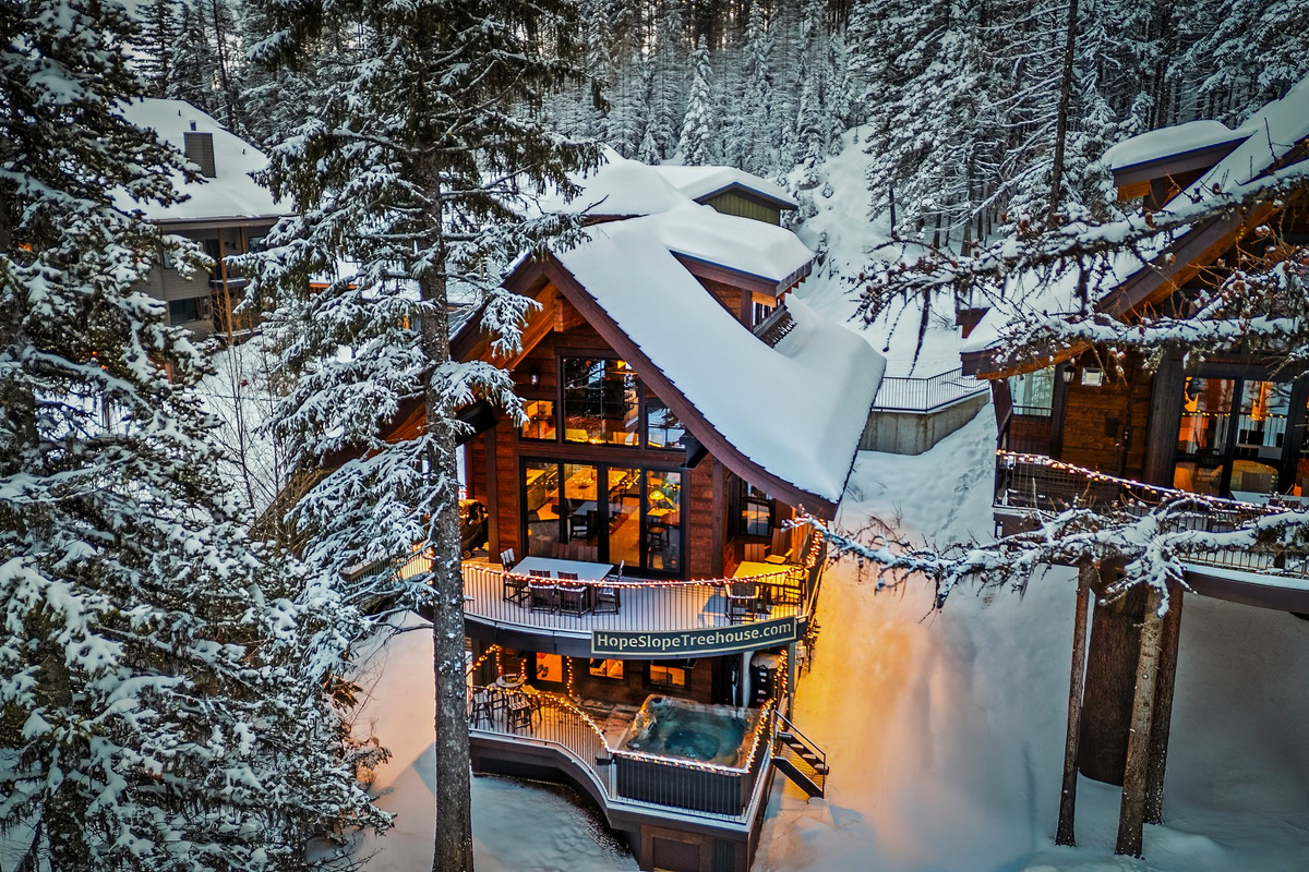 Enjoy the full treehouse experience winter or summer!