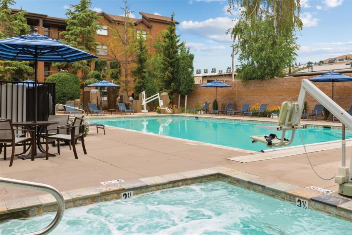 Outdoor swimming pool & hot tub, both ADA accessible