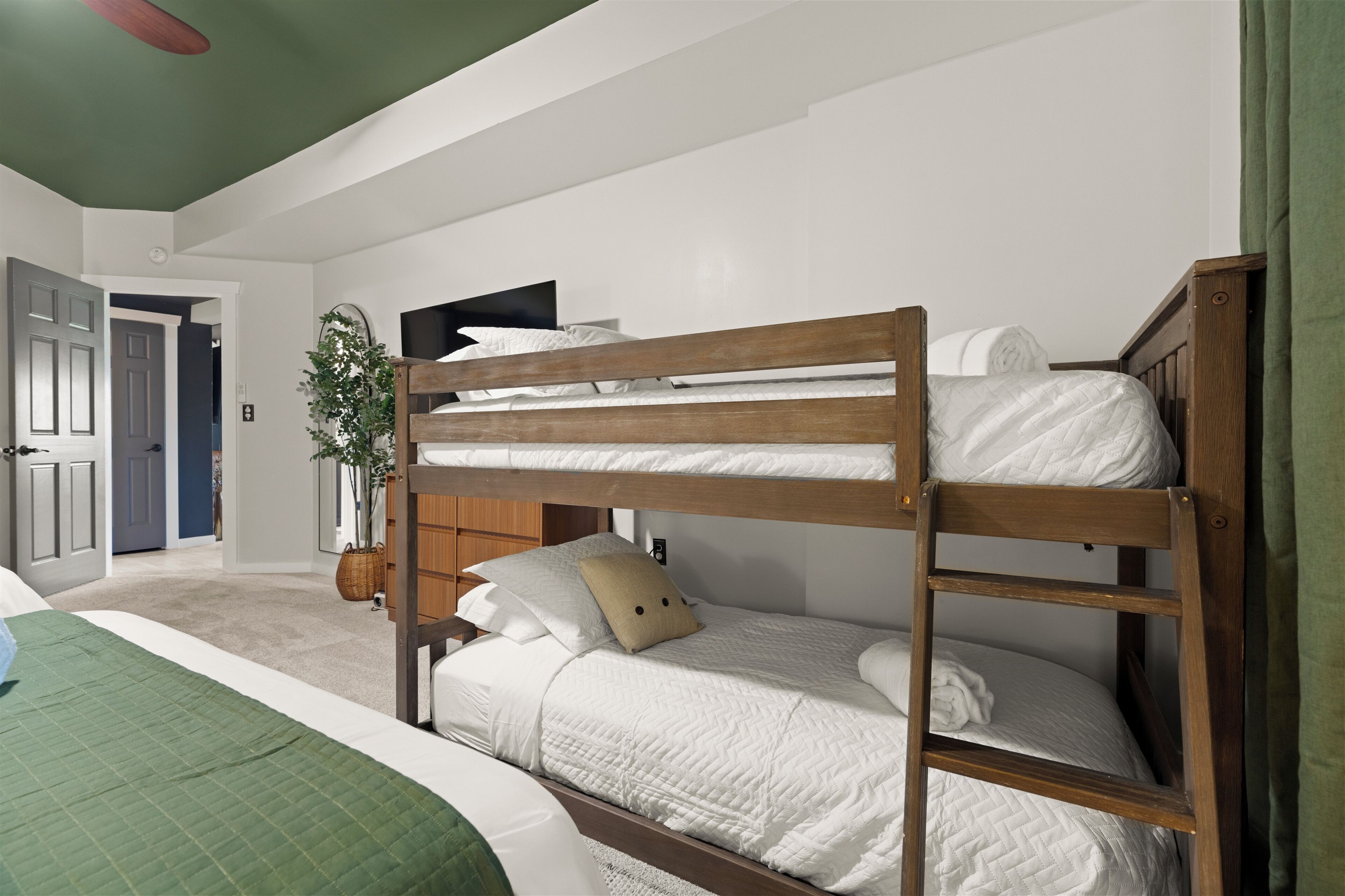 BR4: Two queen beds plus bunk set