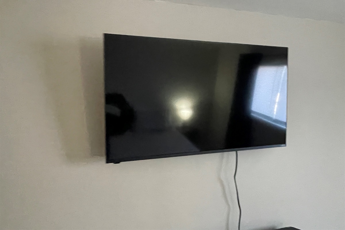 Bedroom 2, King-size bed with 40" Smart TV