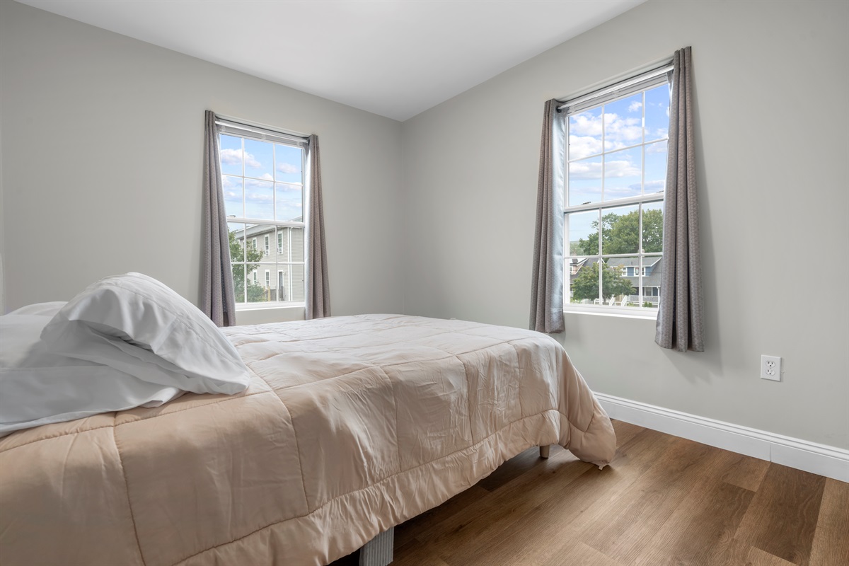 Bedroom 2 - Queen bed
