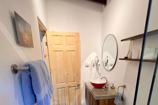 Casa Capri en suite bathroom.