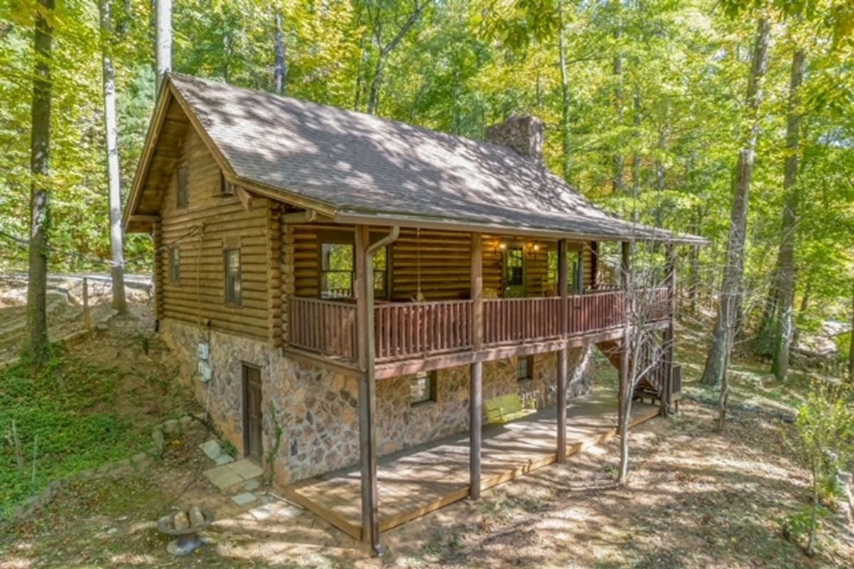 Very private log cabin in the heart of Lake Lure. Walk to Lake Lure Beach and restaurants! Minutes from Chimney Rock State Park.