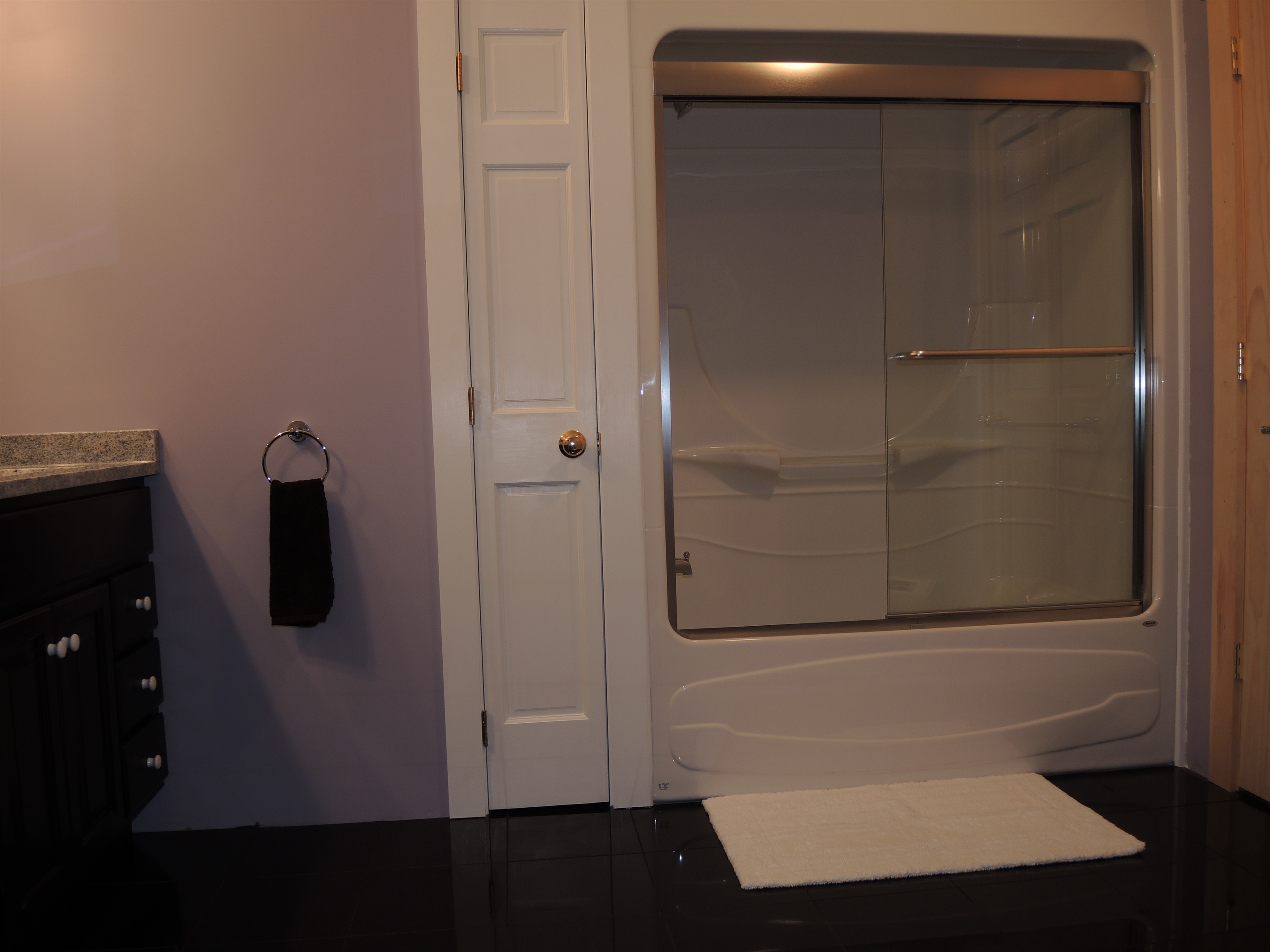 Tub/shower in 1st floor bath