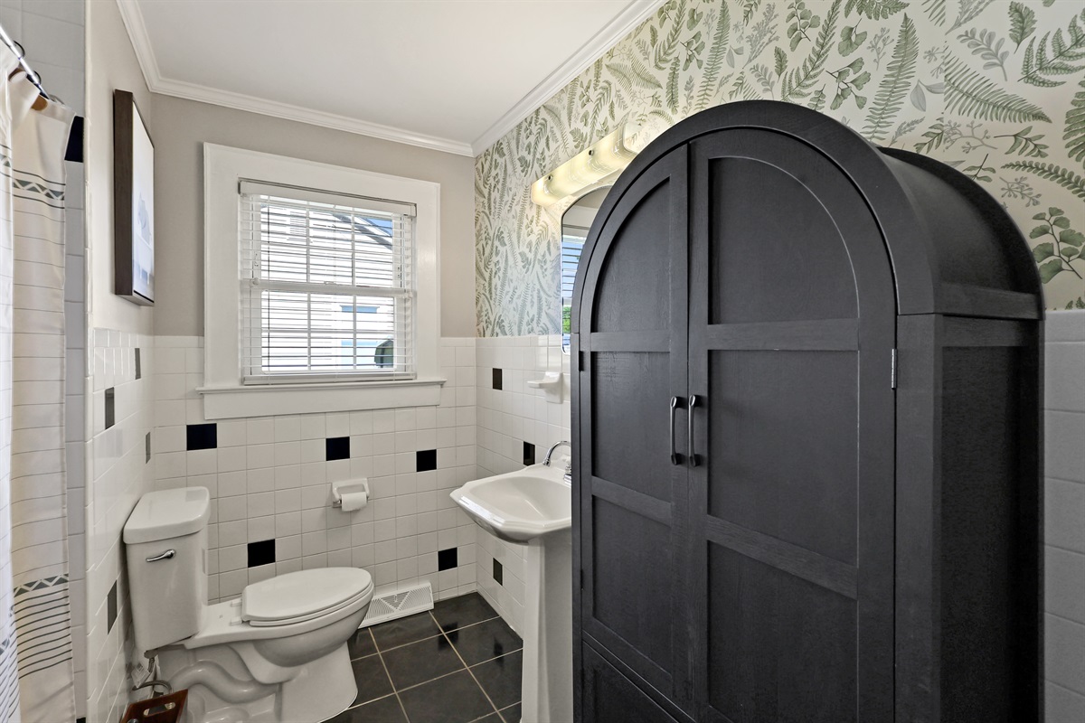 Spacious Bathroom 