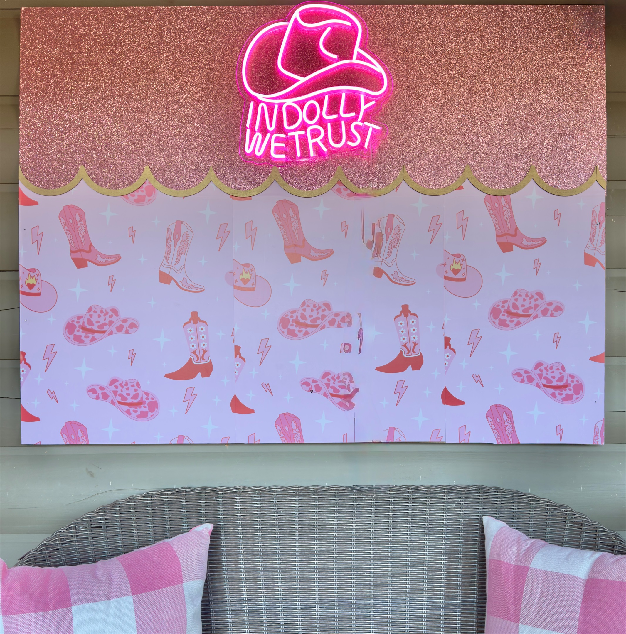 Outdoor selfie mural