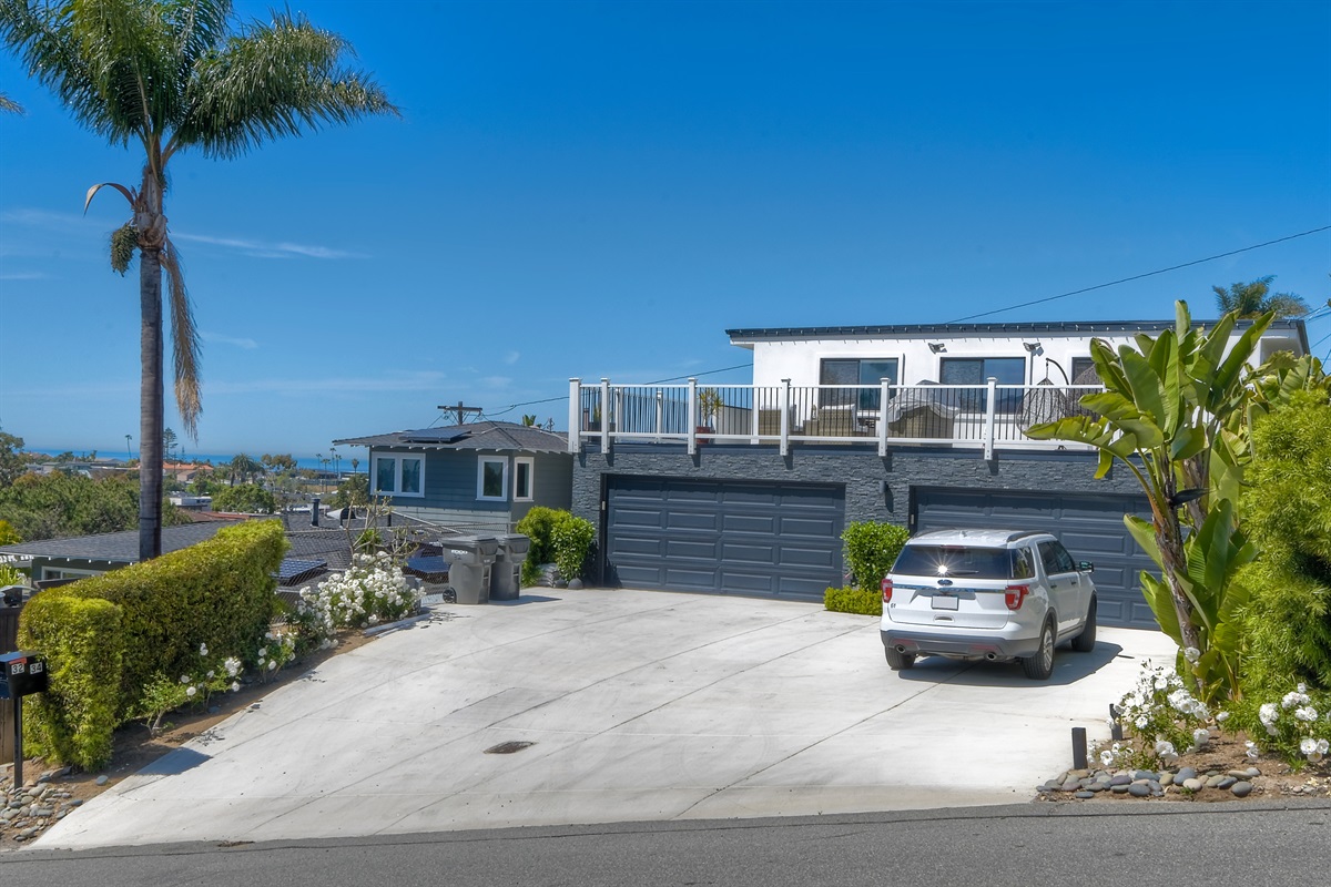 Encinitas Escape is a 2nd floor unit with an expansive rooftop deck