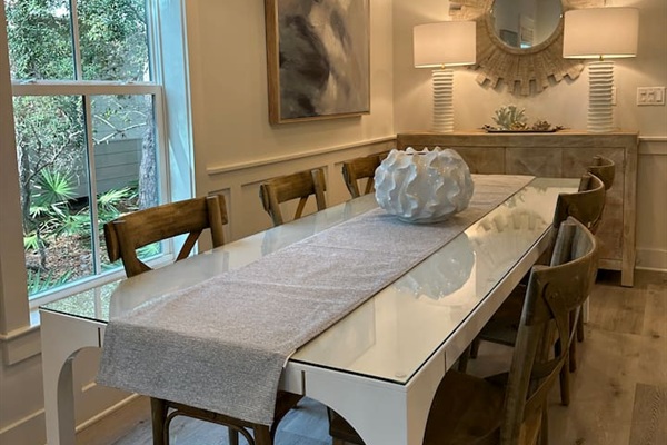 Dining area - Additional two fabric chairs can be added to the table and additional four guests can sit at the counter in the kitchen