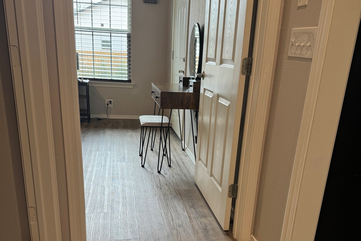 ♿ Step-free access with wide doorways and smooth flooring throughout the bedrooms and master shower room.