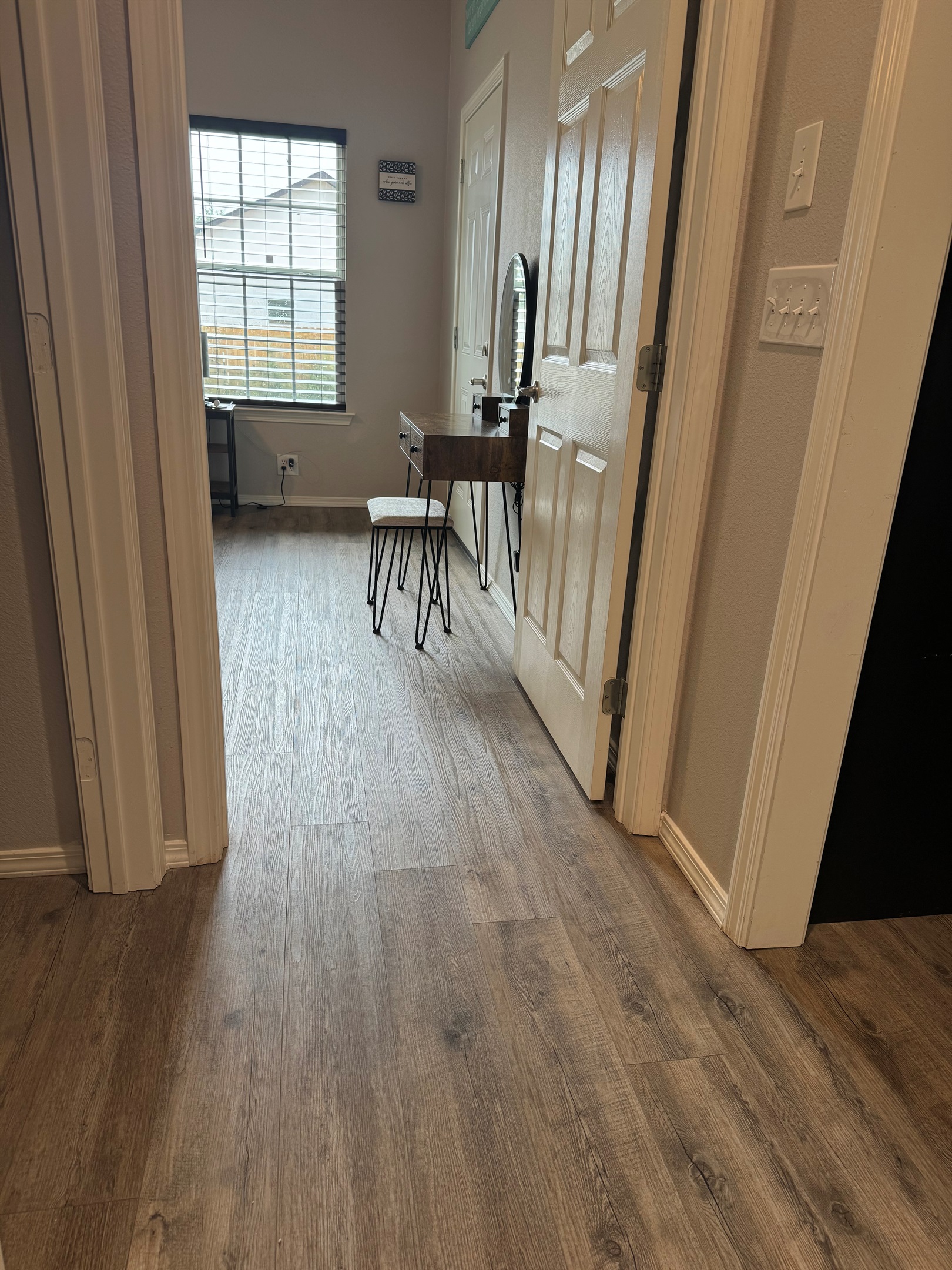♿ Step-free access with wide doorways and smooth flooring throughout the bedrooms and master shower room.