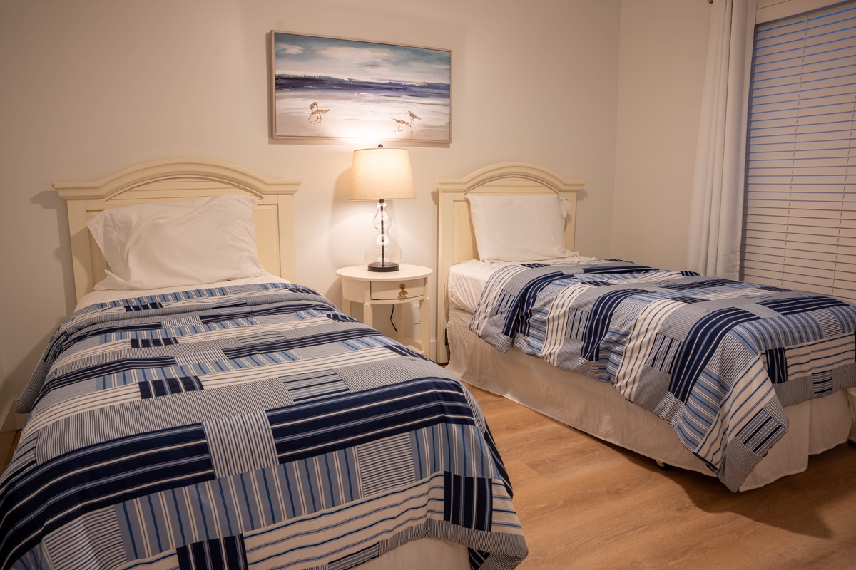 Guest Bedroom w/ twin beds
