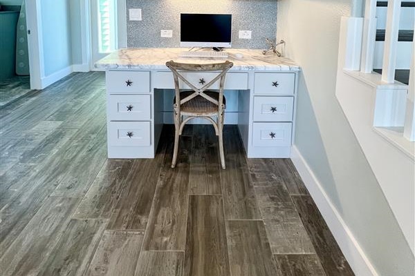 Crystal Paradise Office Space: Convenient office nook with built‑in desk and modern workspace essentials.