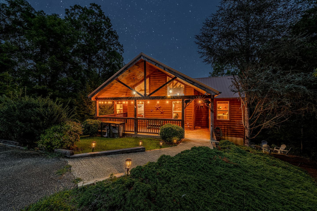 Experience peaceful mountain evenings and unforgettable nights at Copper Top Cabin.