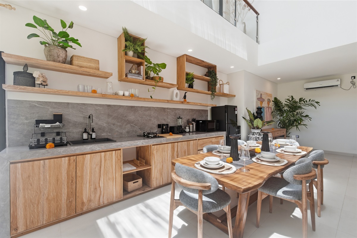 Dining Area & Kitchen