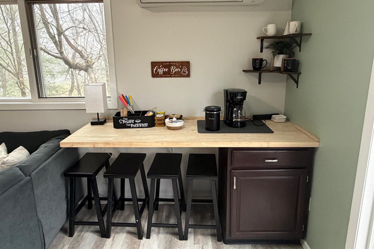 Start your day right at the coffee station! Equipped with a drip coffee machine, a French press, coffee and sweetener. It's your perfect morning pick-me-up!