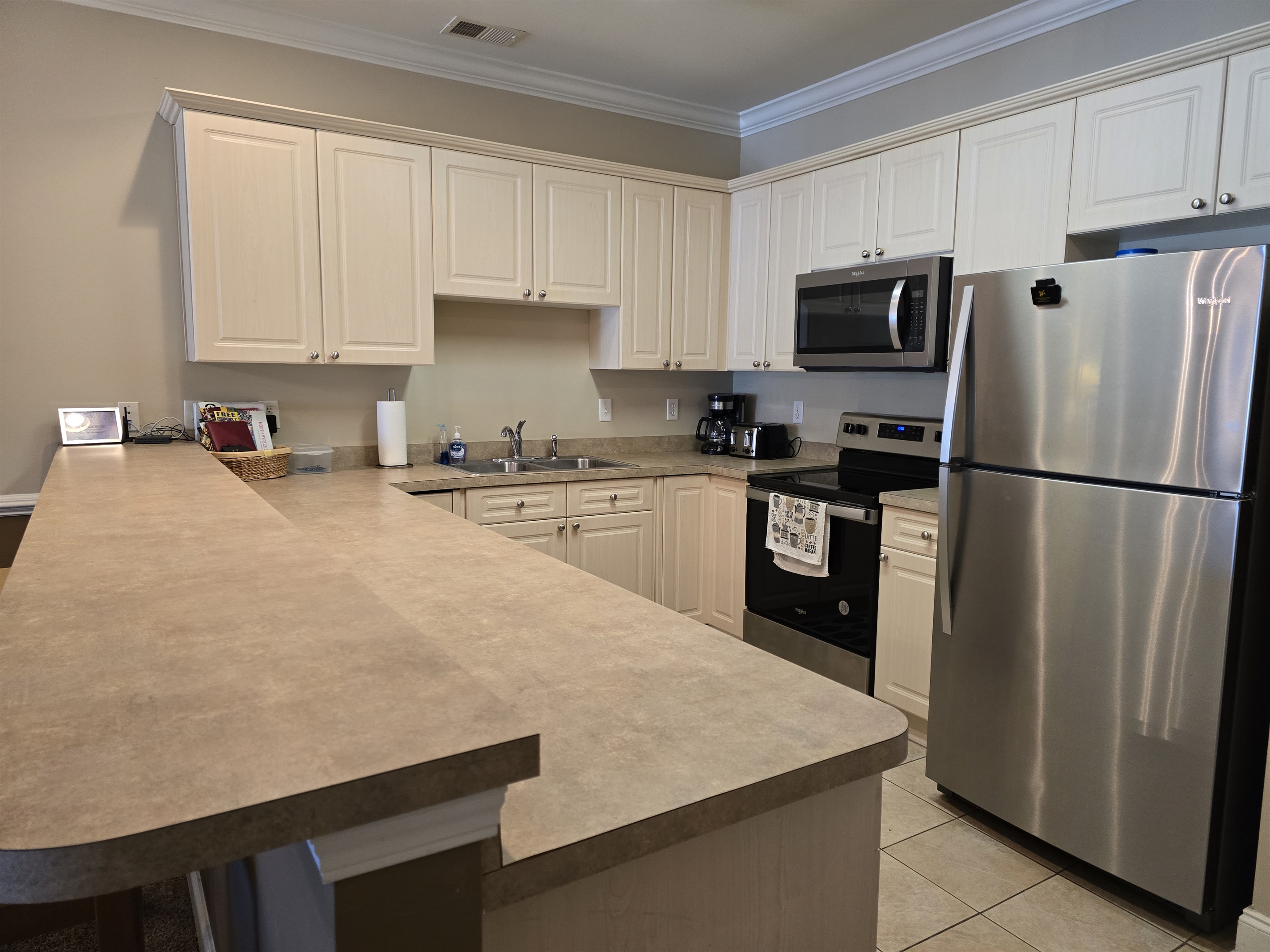 Full Kitchen with Dishwasher, Freezer/Refrigerator, Stove, Microwave, Breakfast Bar.