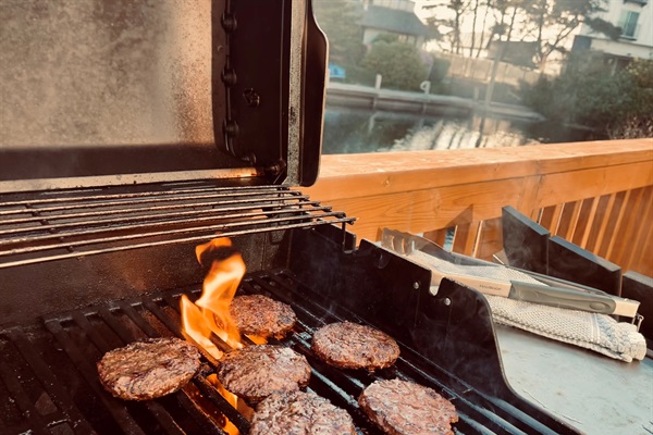 Experience coastal convenience and wildlife while cooking burgers on the barbecue grill...right next to the hot tub!