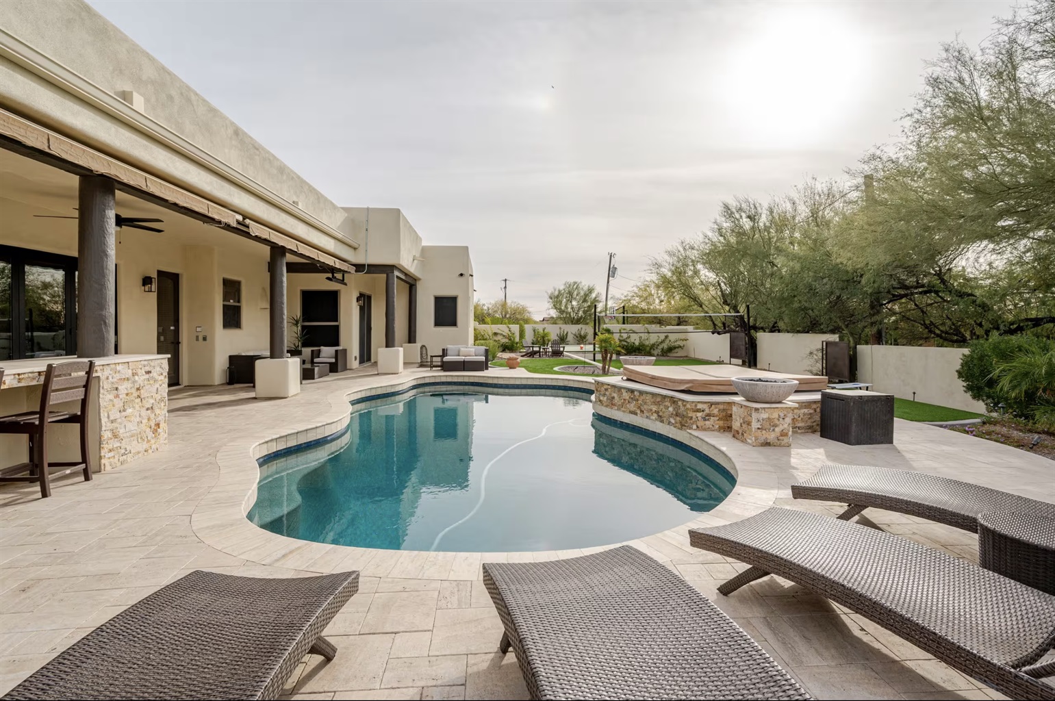 Lounge by the pool 